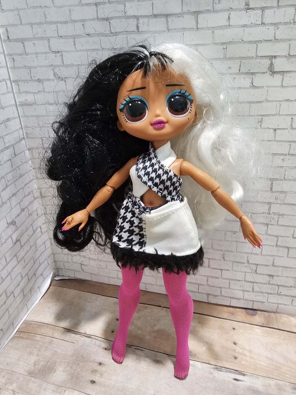 2019 LOL Surprise OMG Winter Disco Dollie Black White Hair Outfit MGA Doll